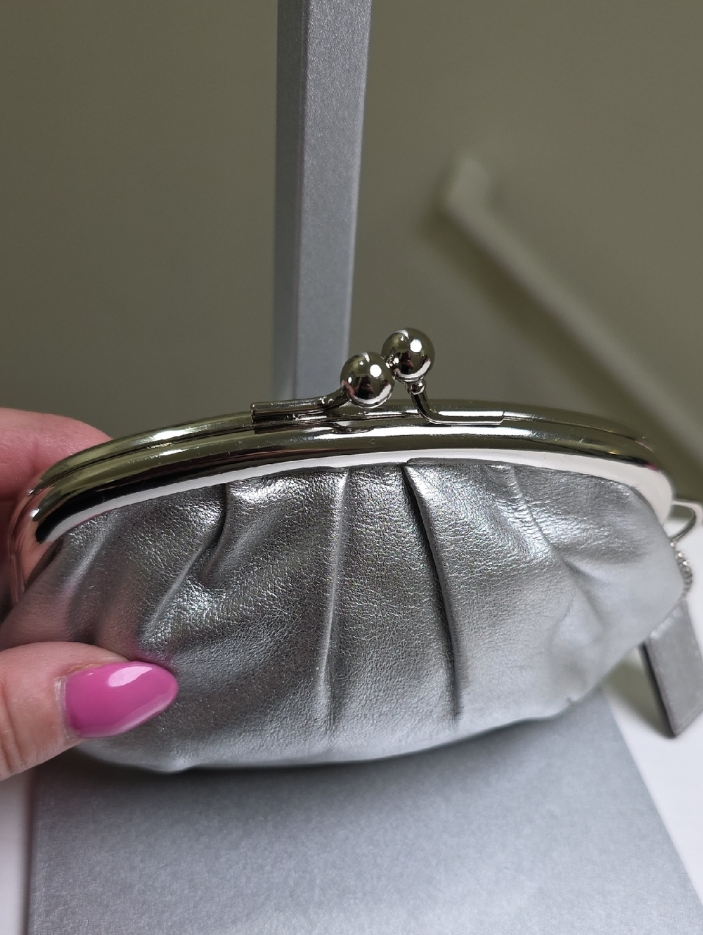 COACH Metallic Silver Leather Silvertone Framed Kisslock Coin Pouch EUC - Picture 3 of 13